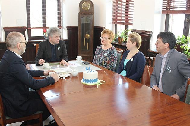 Niebieskie wstążeczki symbolizują autyzm