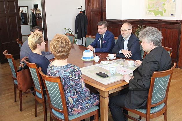 Niebieskie wstążeczki symbolizują autyzm