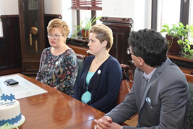 Niebieskie wstążeczki symbolizują autyzm