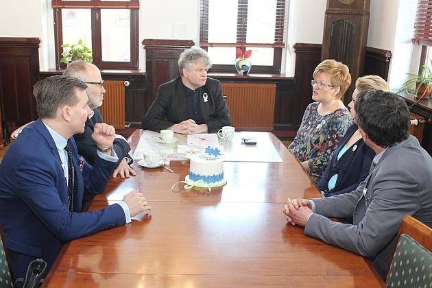 Niebieskie wstążeczki symbolizują autyzm
