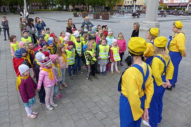 Na Placu Pokoju Minionki zapisują do biblioteki