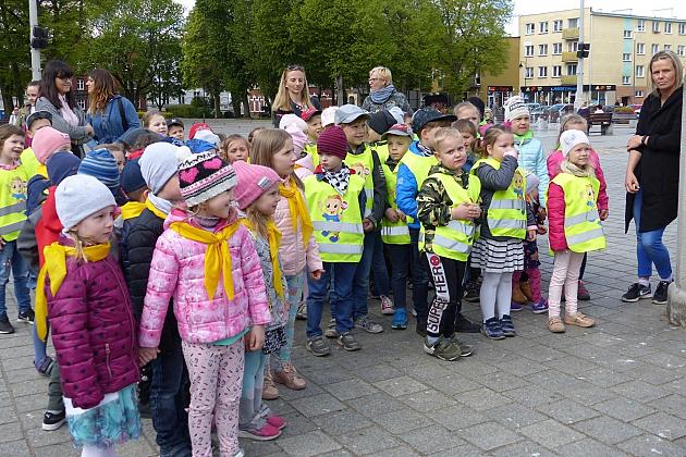 Na Placu Pokoju Minionki zapisują do biblioteki