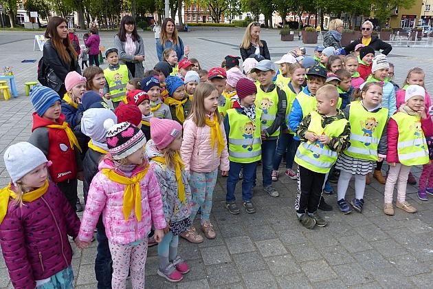 Na Placu Pokoju Minionki zapisują do biblioteki