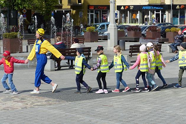 Na Placu Pokoju Minionki zapisują do biblioteki