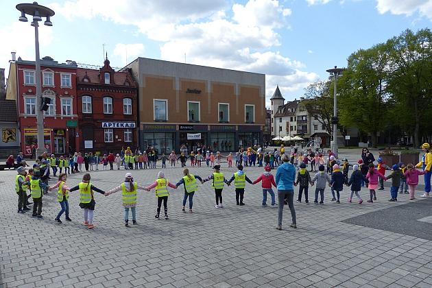 Na Placu Pokoju Minionki zapisują do biblioteki