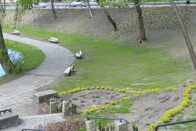 Staw w Parku Chrobrego z nowymi ławkami