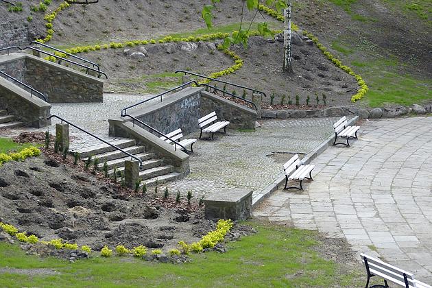 Staw w Parku Chrobrego z nowymi ławkami