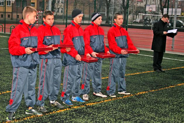 Piłka potoczyła się na murawie Orlika