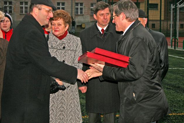 Piłka potoczyła się na murawie Orlika