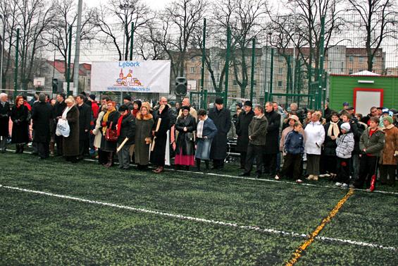 Piłka potoczyła się na murawie Orlika