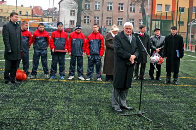 Piłka potoczyła się na murawie Orlika