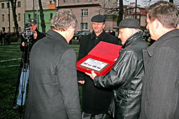 Piłka potoczyła się na murawie Orlika