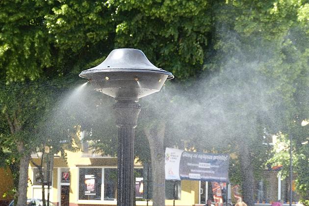 Chłodna bryza na Placu Pokoju