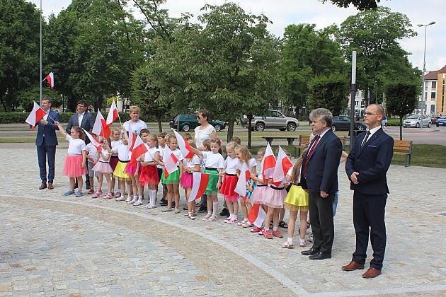 Skwer Orła Białego z biało-czerwoną flagą