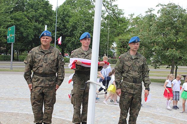 Skwer Orła Białego z biało-czerwoną flagą