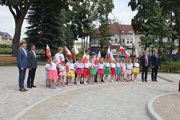 Skwer Orła Białego z biało-czerwoną flagą
