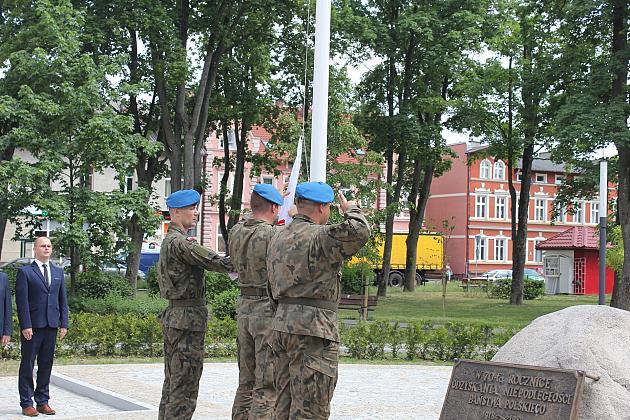 Skwer Orła Białego z biało-czerwoną flagą