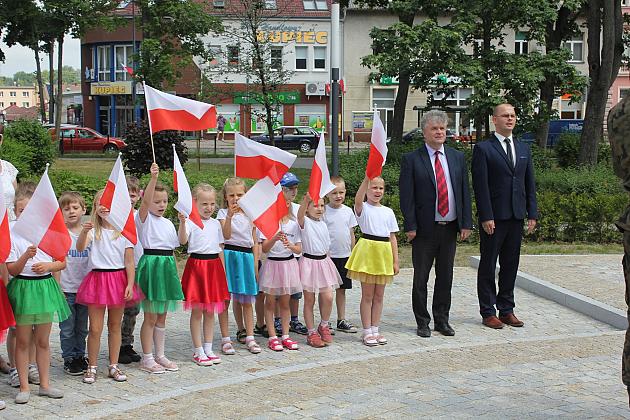 Skwer Orła Białego z biało-czerwoną flagą
