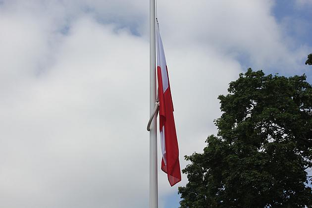 Skwer Orła Białego z biało-czerwoną flagą