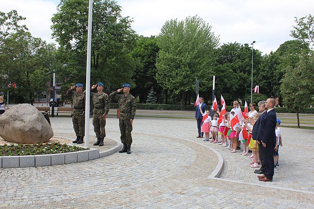 Skwer Orła Białego z biało-czerwoną flagą