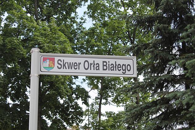 Skwer Orła Białego z biało-czerwoną flagą