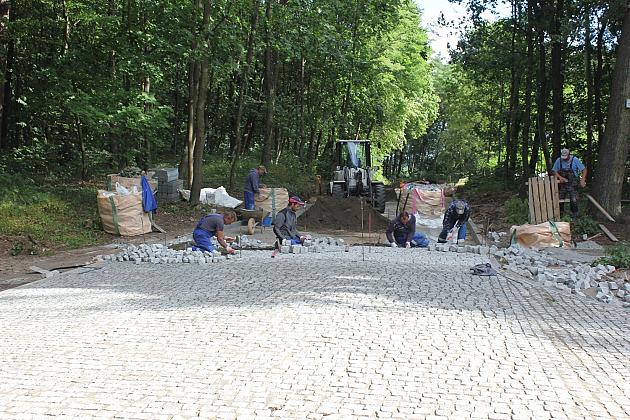 Ulica z parkingiem do wieży w Parku Chrobrego