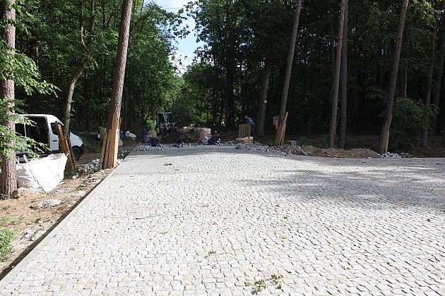 Ulica z parkingiem do wieży w Parku Chrobrego