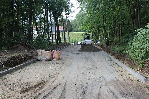 Ulica z parkingiem do wieży w Parku Chrobrego
