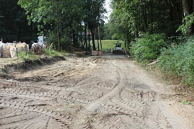 Ulica z parkingiem do wieży w Parku Chrobrego