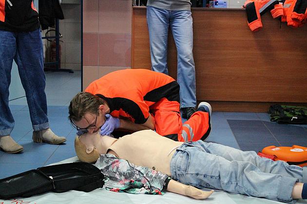 Defibrylator AED przekazany na Pływalnię „RAFA”