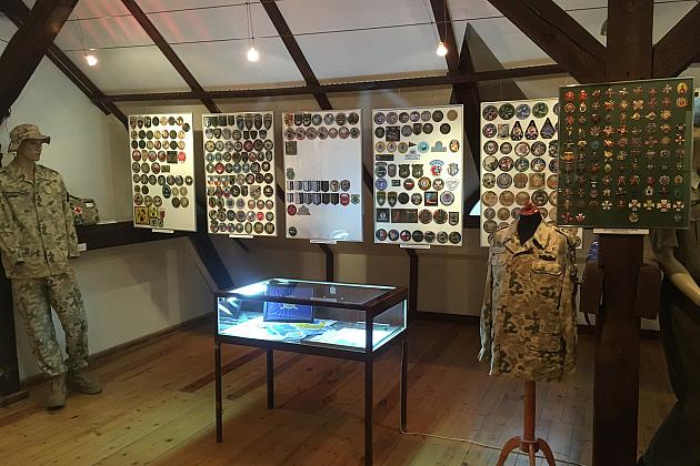 9 tysięcy wojskowych odznak, proporczyków, emblematów w lęborskim Muzeum