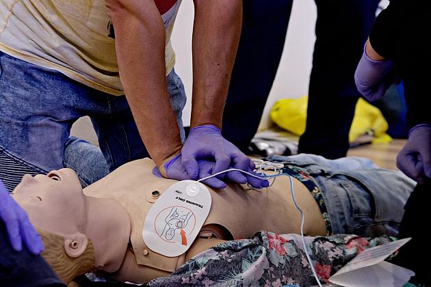 Defibrylator AED już dostępny na dworcu PKP