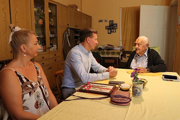 Z życzeniami na 97 urodziny u lęborskiego Kombatanta