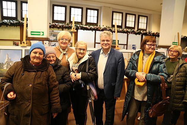 Kalendarze Lęborka na rok 2023 rozdane na „Mikołajki”