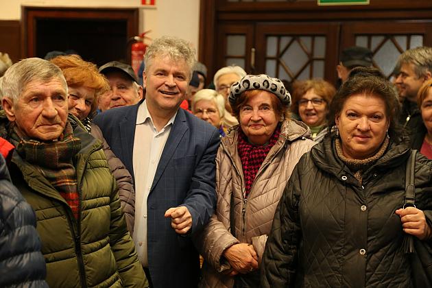 Kalendarze Lęborka na rok 2023 rozdane na „Mikołajki”