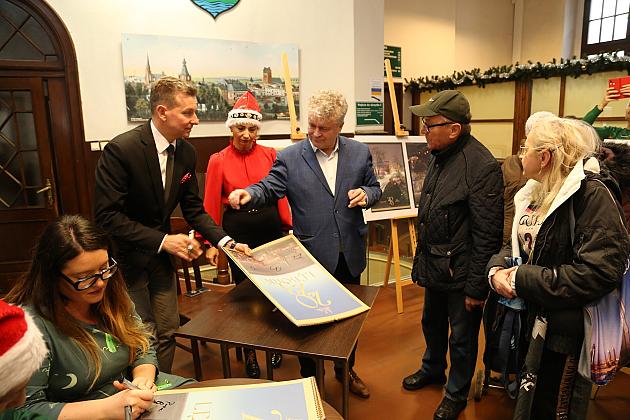 Kalendarze Lęborka na rok 2023 rozdane na „Mikołajki”