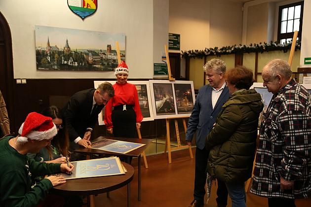 Kalendarze Lęborka na rok 2023 rozdane na „Mikołajki”