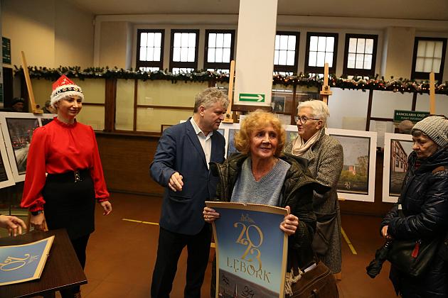 Kalendarze Lęborka na rok 2023 rozdane na „Mikołajki”