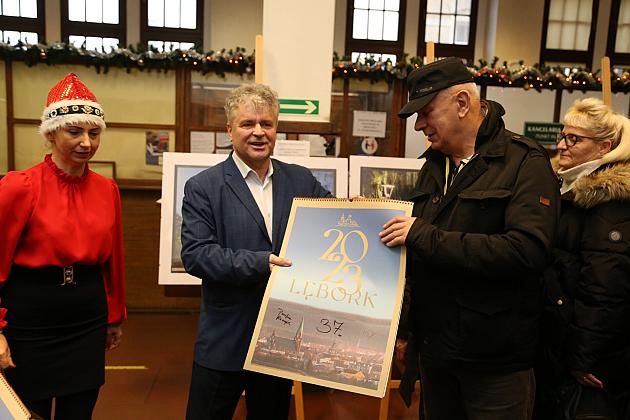 Kalendarze Lęborka na rok 2023 rozdane na „Mikołajki”