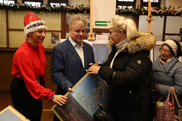 Kalendarze Lęborka na rok 2023 rozdane na „Mikołajki”