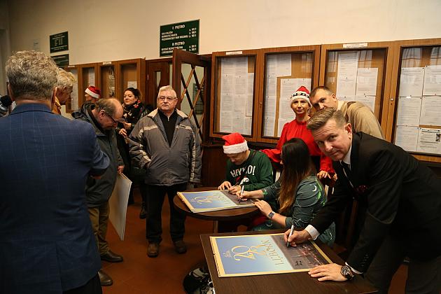 Kalendarze Lęborka na rok 2023 rozdane na „Mikołajki”