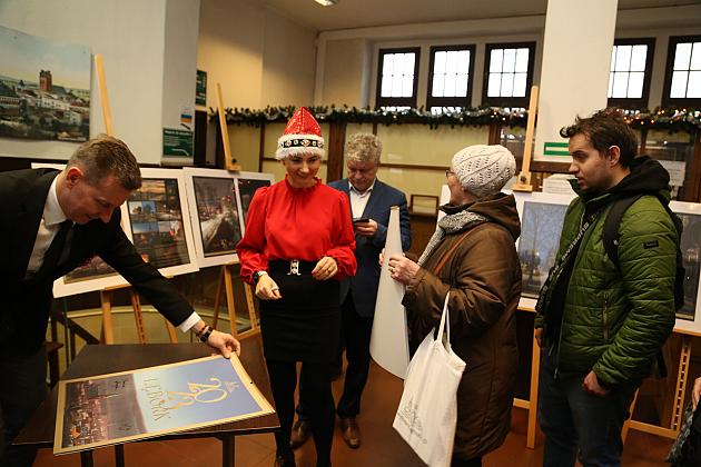 Kalendarze Lęborka na rok 2023 rozdane na „Mikołajki”