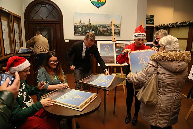 Kalendarze Lęborka na rok 2023 rozdane na „Mikołajki”