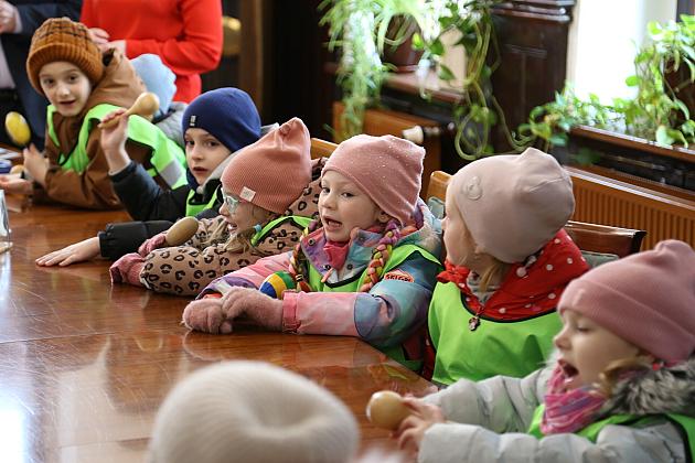 Nadchodzi Wiosna – przedszkolaki w ratuszu z marzanną i życzeniami