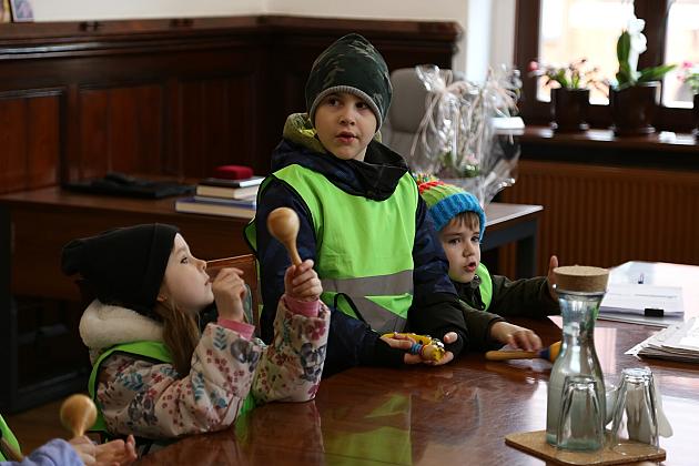 Nadchodzi Wiosna – przedszkolaki w ratuszu z marzanną i życzeniami