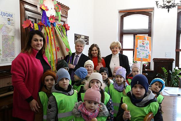 Nadchodzi Wiosna – przedszkolaki w ratuszu z marzanną i życzeniami