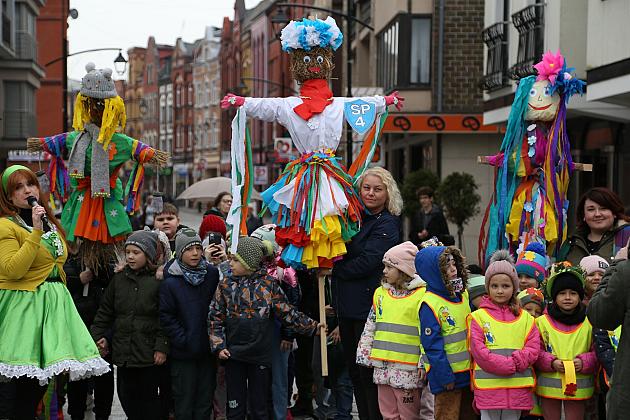 Obchody Pierwszego Dnia Wiosny w Lęborku: topienie marzann i rekreacyjny rajd pieszy