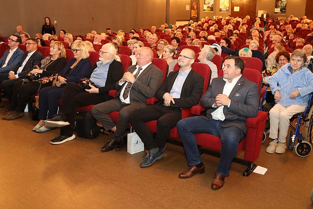 Seniorki i seniorzy na Powiatowym Forum Senioralnym w Lęborku