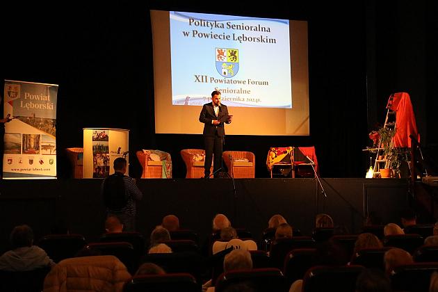 Seniorki i seniorzy na Powiatowym Forum Senioralnym w Lęborku