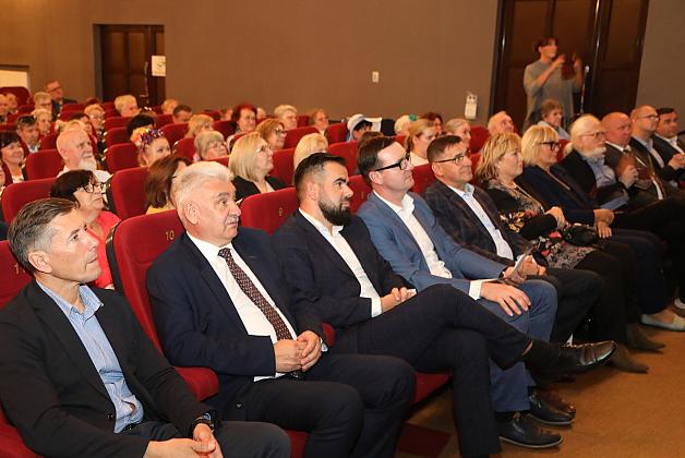 Seniorki i seniorzy na Powiatowym Forum Senioralnym w Lęborku